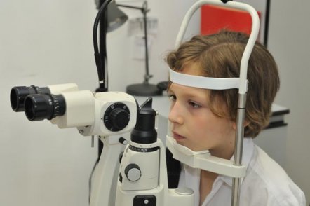 Tratamento de crianças no hospital Noviy Zir